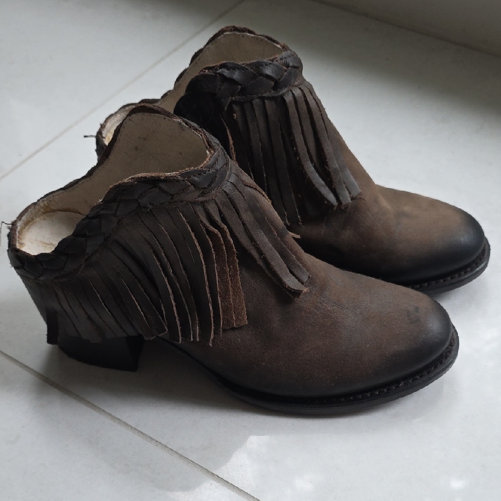 New without box Freebird Sally Boots Brown Fringe Ankle Booties Distressed sz 9